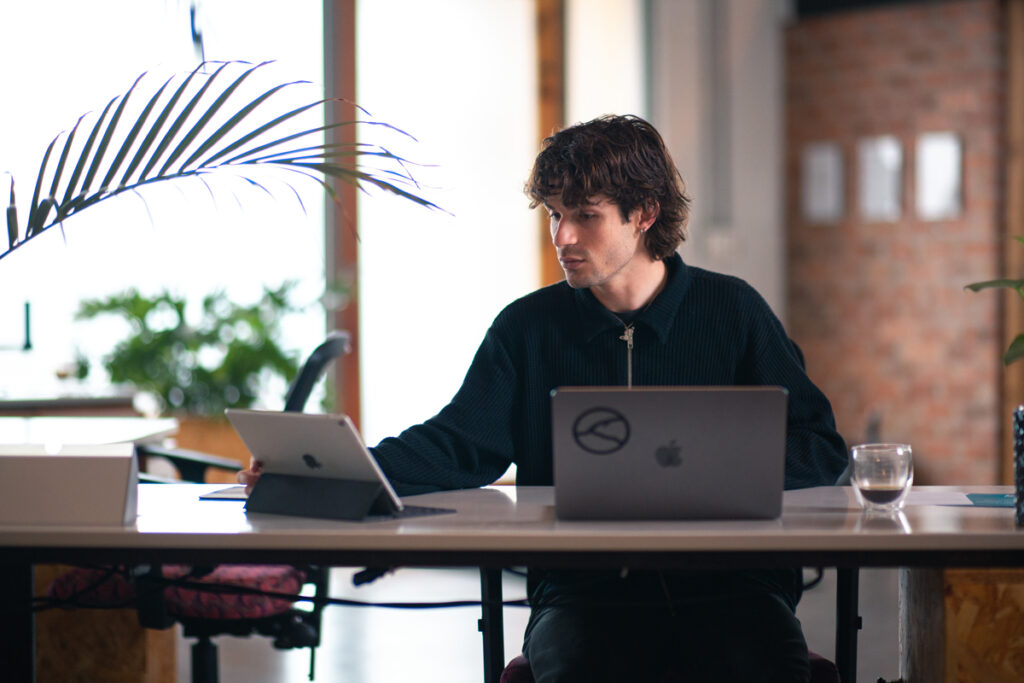 working-hotdesk-coworking-space-namibia-swakopmund Dedicated hot desk in the best co-working space in Namibia